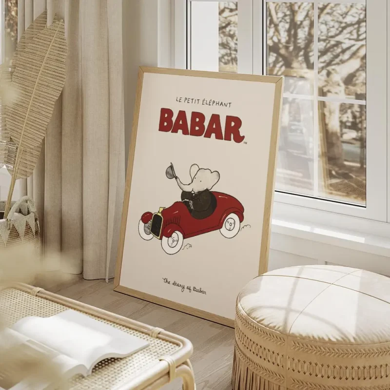 affiche babar vintage lelephant en costume noir conduisant une voiture rouge sur salon beige.webp
