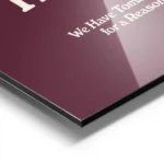 affiche bad day avec typographie blanche sur fond bordeaux presentant une citati aluminium.webp