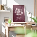 affiche bad day avec typographie blanche sur fond bordeaux presentant une citati bureau.webp