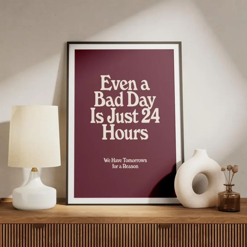 affiche bad day avec typographie blanche sur fond bordeaux presentant une citati meuble.webp