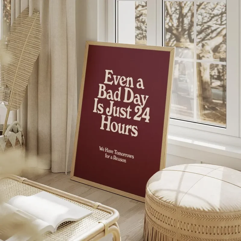 affiche bad day avec typographie blanche sur fond bordeaux presentant une citati salon beige.webp