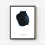 affiche balance avec constellation blanche sur une forme aquarelle bleu fonce et avec cadre.webp