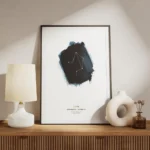 affiche balance avec constellation blanche sur une forme aquarelle bleu fonce et meuble.webp