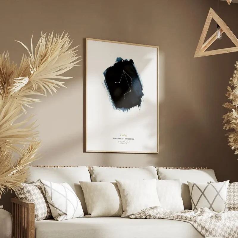 affiche balance avec constellation blanche sur une forme aquarelle bleu fonce et salon.webp