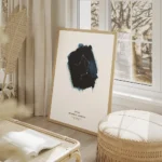 affiche balance avec constellation blanche sur une forme aquarelle bleu fonce et salon beige.webp