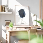 affiche balance personnalisee avec illustration du signe astrologique sur fond a bureau.webp