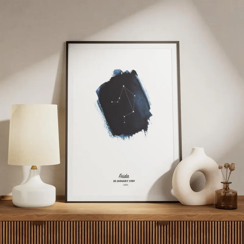 affiche balance personnalisee avec illustration du signe astrologique sur fond a meuble.webp