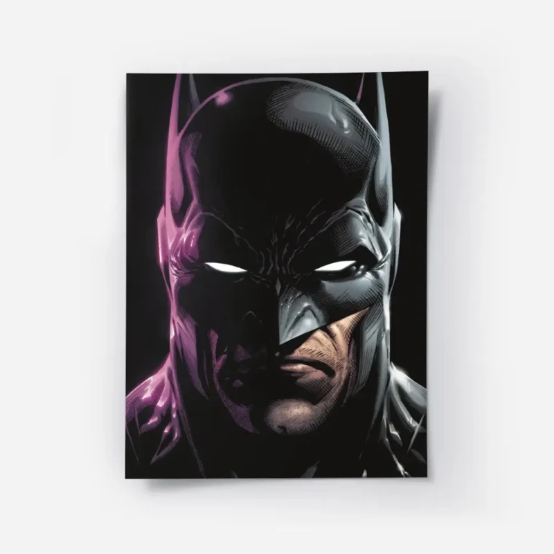 affiche batman en gros plan avec un eclairage neon violet sur la gauche sur fond.webp