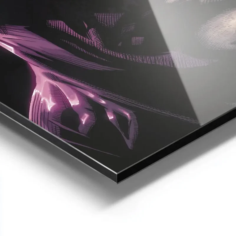 affiche batman en gros plan avec un eclairage neon violet sur la gauche sur fond aluminium.webp