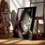 affiche batman en gros plan avec un eclairage neon violet sur la gauche sur fond encadre.webp