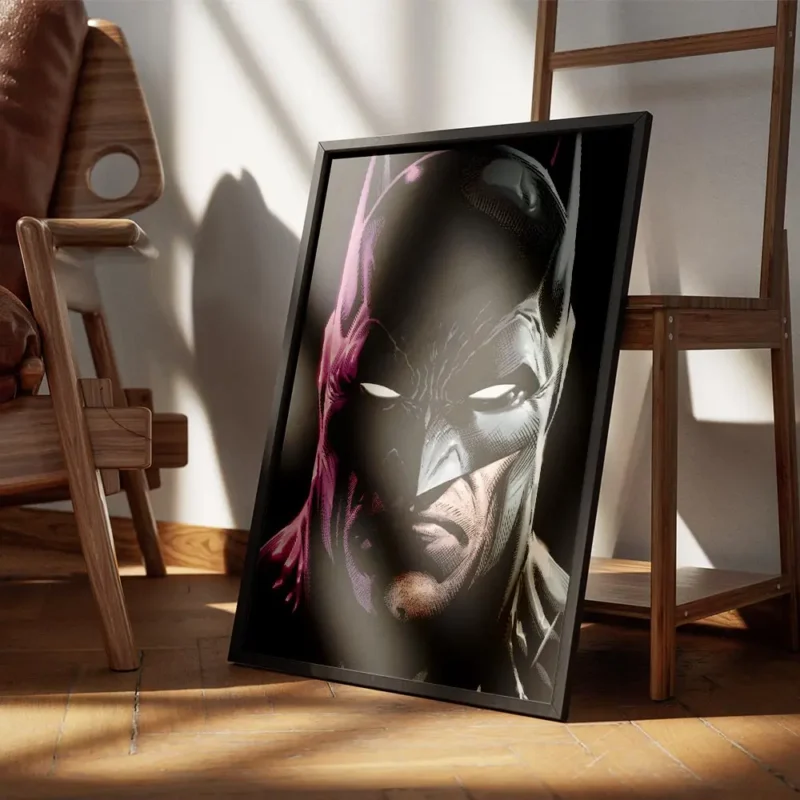 affiche batman en gros plan avec un eclairage neon violet sur la gauche sur fond encadre.webp