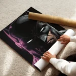 affiche batman en gros plan avec un eclairage neon violet sur la gauche sur fond enroule.webp