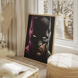 affiche batman en gros plan avec un eclairage neon violet sur la gauche sur fond salon beige.webp