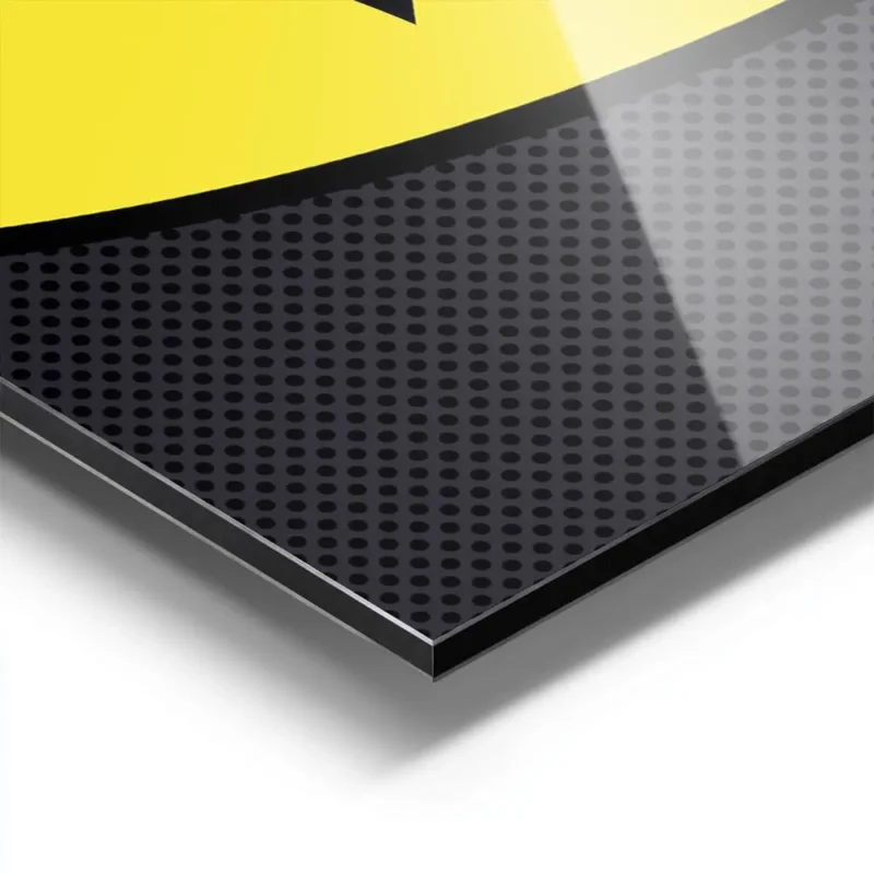 affiche batman jaune avec logo noir sur fond gris texture aluminium.webp
