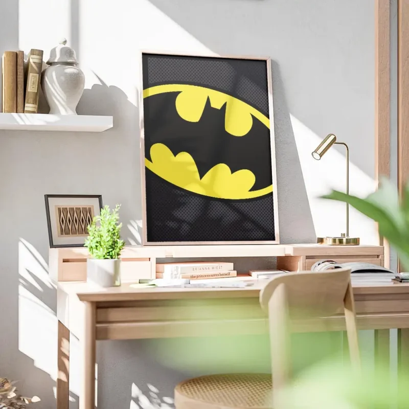 affiche batman jaune avec logo noir sur fond gris texture bureau.webp