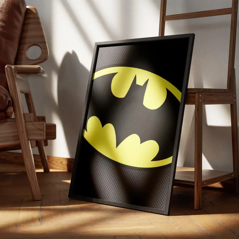 affiche batman jaune avec logo noir sur fond gris texture encadre.webp