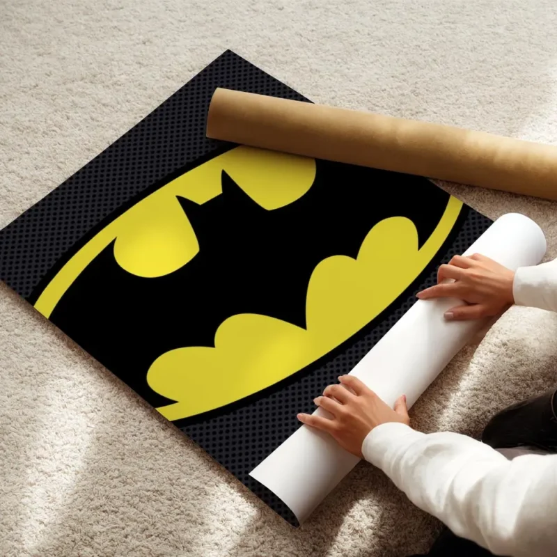 affiche batman jaune avec logo noir sur fond gris texture enroule.webp