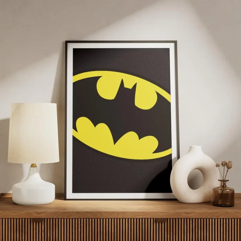 affiche batman jaune avec logo noir sur fond gris texture meuble.webp