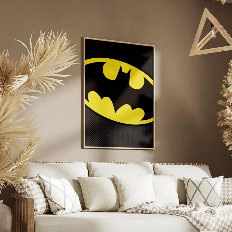 affiche batman jaune avec logo noir sur fond gris texture salon.webp