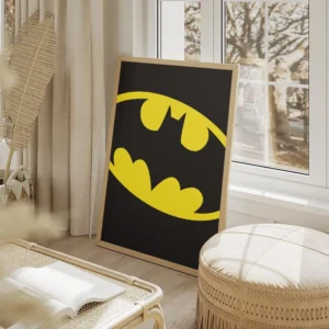 affiche batman jaune avec logo noir sur fond gris texture salon beige.webp