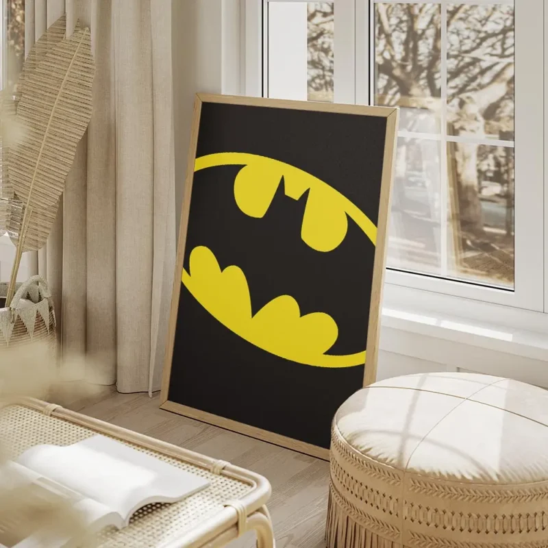 affiche batman jaune avec logo noir sur fond gris texture salon beige.webp
