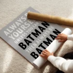 affiche batman typographie en noir et blanc sur fond gris avec le texte always b enroule.webp