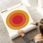 affiche bauhaus 1923 avec un grand cercle orange et rouge des cercles plus petit au sol.webp