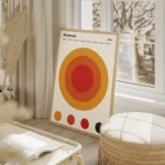 affiche bauhaus 1923 avec un grand cercle orange et rouge des cercles plus petit salon beige.webp