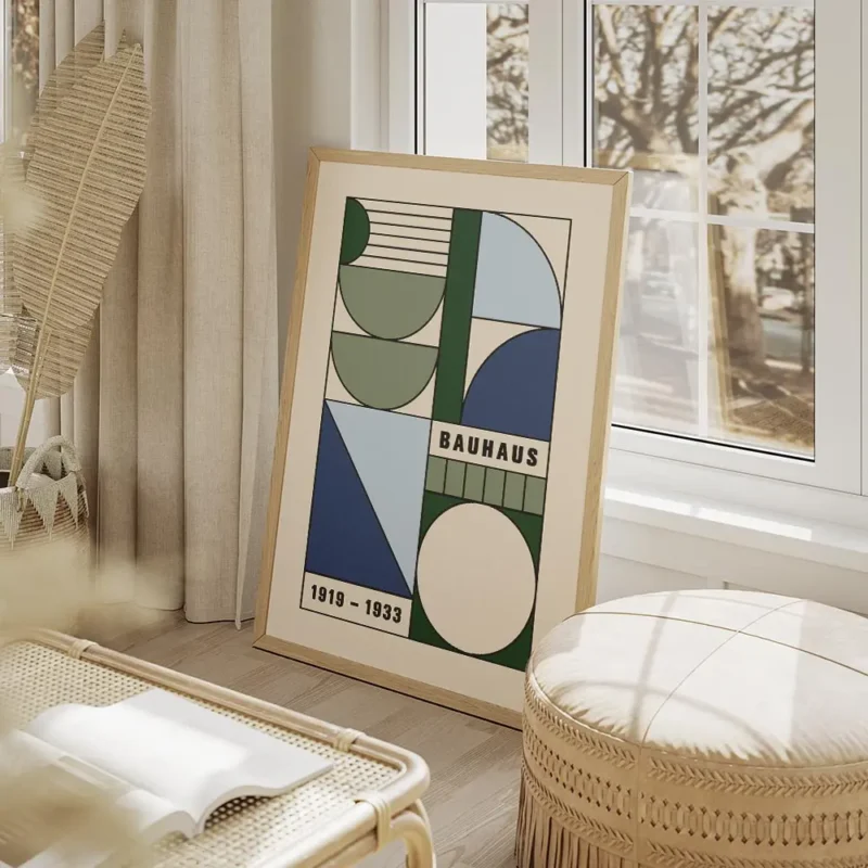 affiche bauhaus abstraite avec formes geometriques vertes et bleues et texte bau salon beige.webp