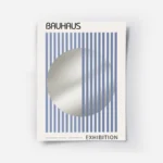 affiche bauhaus abstraite avec un disque argente et des rayures verticales bleue.webp