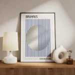affiche bauhaus abstraite avec un disque argente et des rayures verticales bleue meuble.webp
