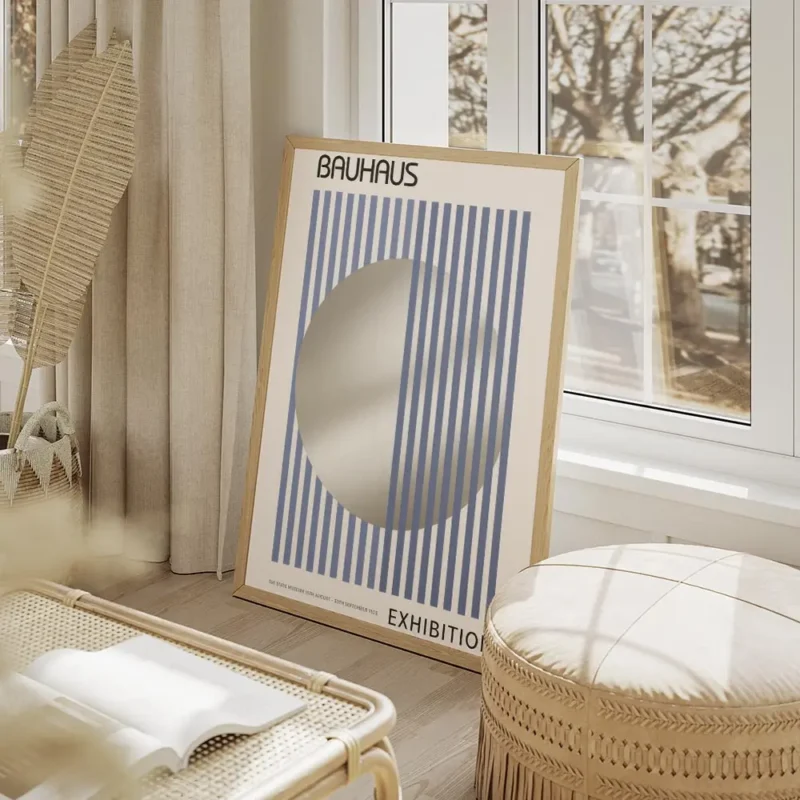 affiche bauhaus abstraite avec un disque argente et des rayures verticales bleue salon beige.webp