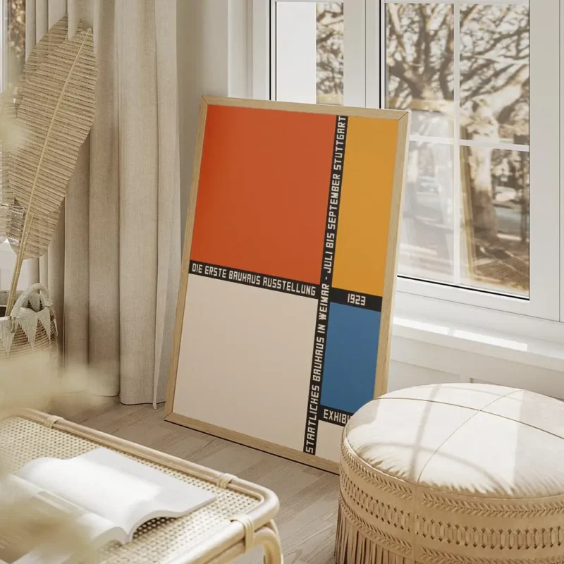 affiche bauhaus avec blocs geometriques orange beige bleu et jaune typographie n salon beige.webp