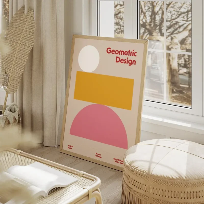 affiche bauhaus avec cercle blanc rectangle orange demi cercle rose sur fond bei salon beige.webp