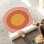 affiche bauhaus avec cercles concentriques rose orange et jaune retro typographi au sol.webp