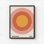 affiche bauhaus avec cercles concentriques rose orange et jaune retro typographi avec cadre.webp