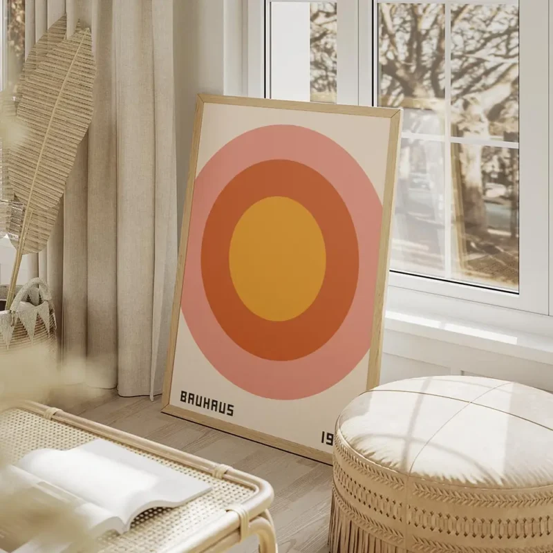 affiche bauhaus avec cercles concentriques rose orange et jaune retro typographi salon beige.webp