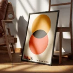 affiche bauhaus avec cercles orange et rouge se chevauchant texte bauhaus en typ encadre.webp