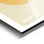 affiche bauhaus avec des formes geometriques orange et rose sur fond beige texte aluminium.webp