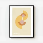 affiche bauhaus avec des formes geometriques orange et rose sur fond beige texte avec cadre.webp