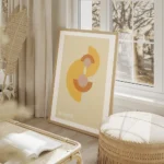 affiche bauhaus avec des formes geometriques orange et rose sur fond beige texte salon beige.webp