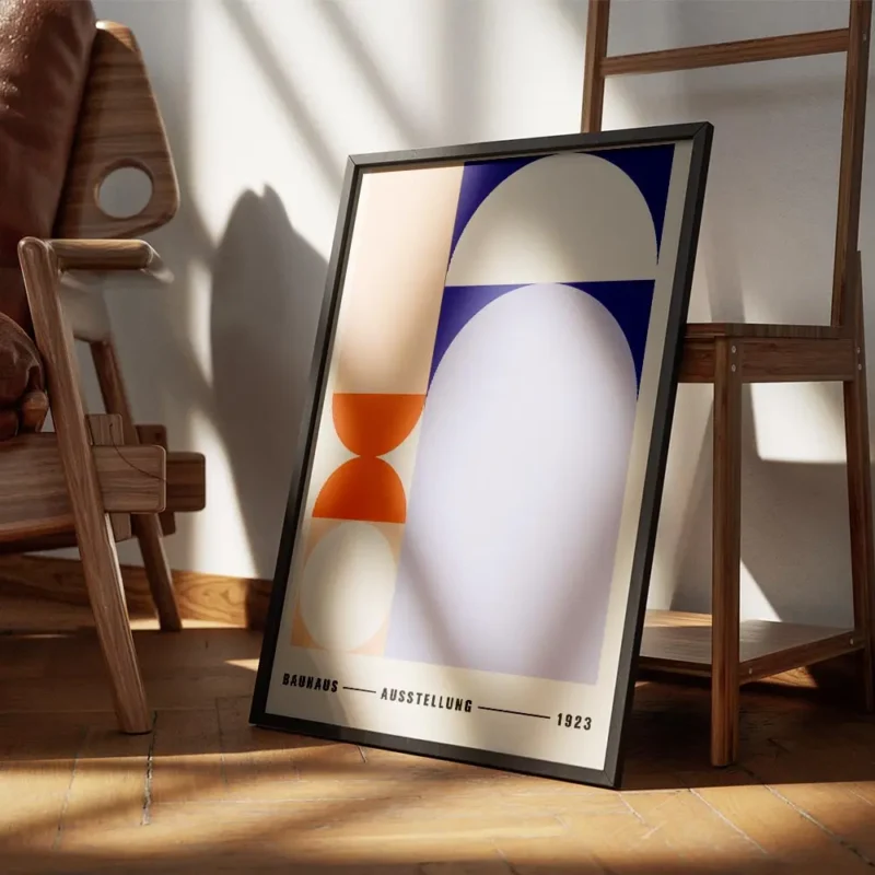 affiche bauhaus avec des formes geometriques violettes et orange typographie noi encadre.webp
