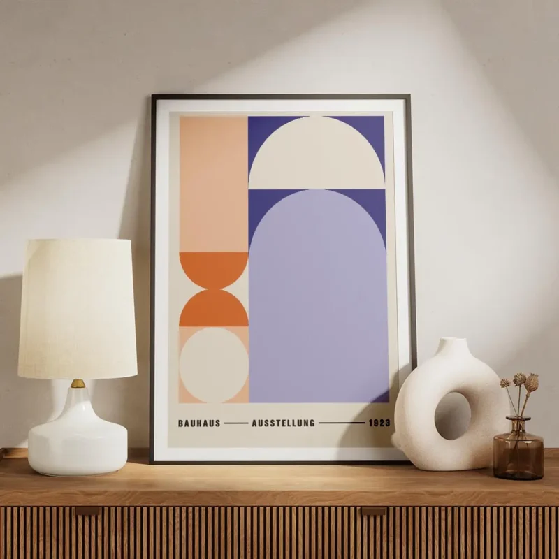 affiche bauhaus avec des formes geometriques violettes et orange typographie noi meuble.webp