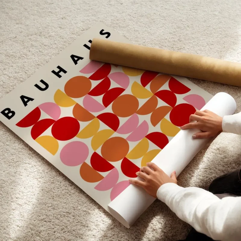affiche bauhaus avec formes geometriques cercles demi cercles en orange rouge et enroule.webp