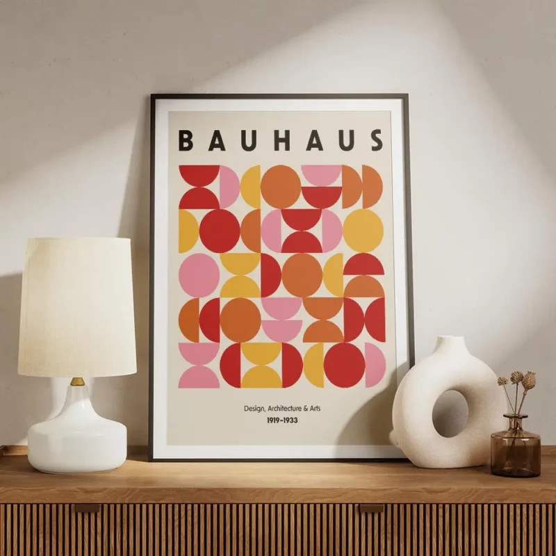 affiche bauhaus avec formes geometriques cercles demi cercles en orange rouge et meuble.webp