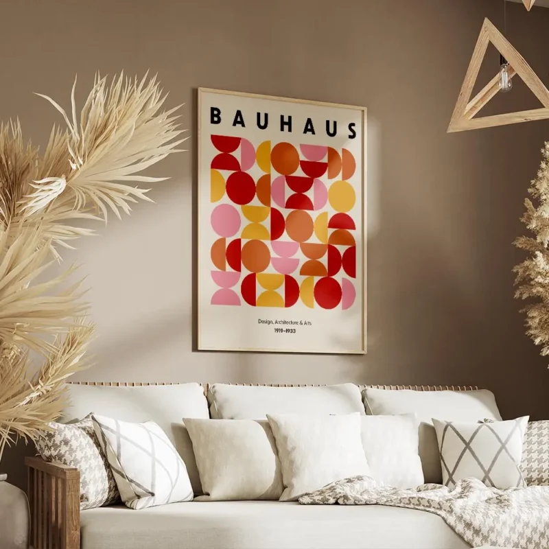 affiche bauhaus avec formes geometriques cercles demi cercles en orange rouge et salon.webp