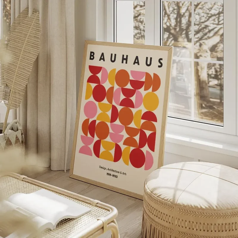 affiche bauhaus avec formes geometriques cercles demi cercles en orange rouge et salon beige.webp
