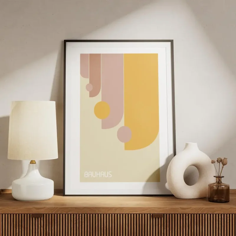 affiche bauhaus avec formes geometriques roses et oranges typographie bauhaus en meuble.webp