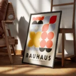 affiche bauhaus avec formes geometriques rouges bleues jaunes noires et texte ba encadre.webp