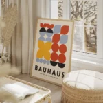 affiche bauhaus avec formes geometriques rouges bleues jaunes noires et texte ba salon beige.webp